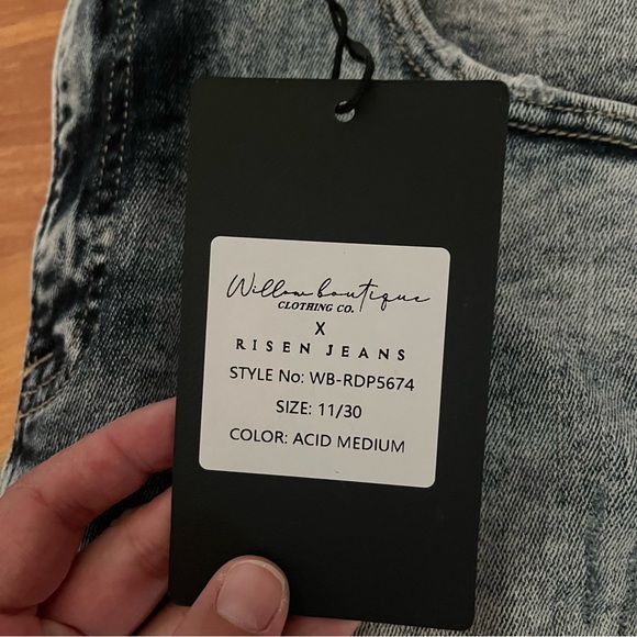 Distressed Women's Jeans - Picture 3 of 7